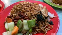 Selain dinikmati bersama acar mentimun dan topping kacang goreng, siraman sambal kacang juga patut ditambahkan. Sambalnya cair dengan sensasi rasa asam pedas menyengat. Foto: Yenny Mustika Sari/detikcom