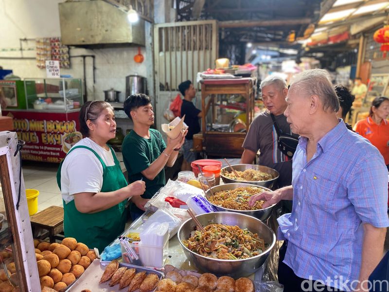 Bakmi Baskom Mak Atun, bakmi goreng legendaris di Glodok