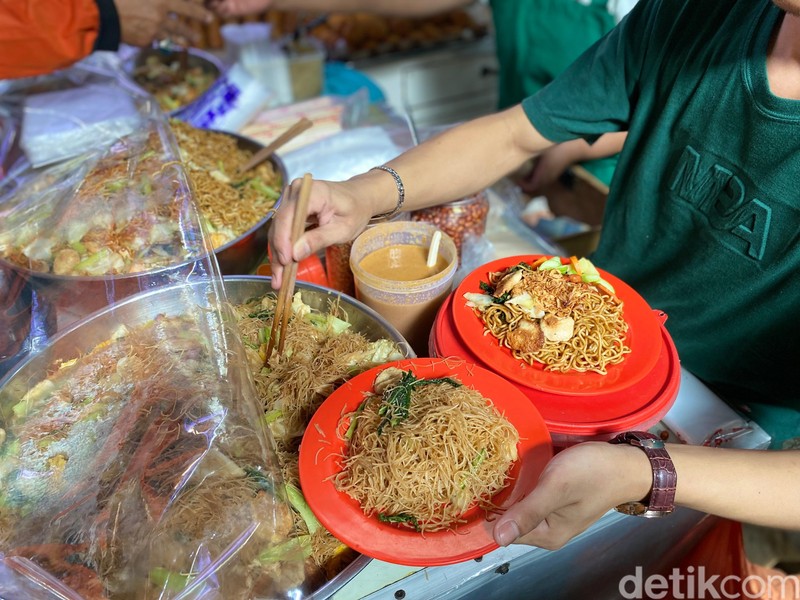 Bakmi Baskom Mak Atun Bakmi Baskom Mak Atun, bakmi goreng legendaris di Glodok