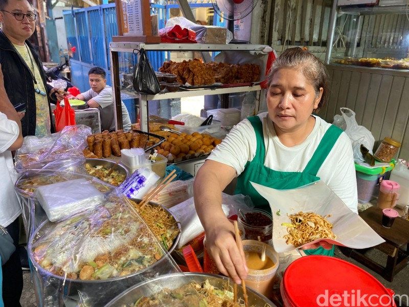 Bakmi Baskom Mak Atun Bakmi Baskom Mak Atun, bakmi goreng legendaris di Glodok