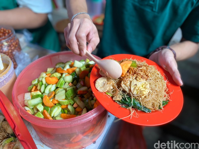 Bakmi Baskom Mak Atun Bakmi Baskom Mak Atun, bakmi goreng legendaris di Glodok