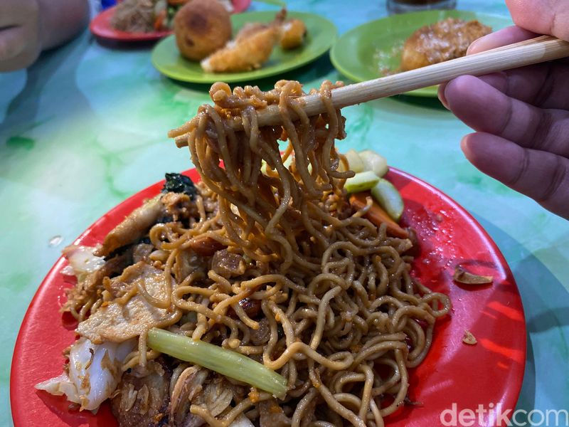 Bakmi Baskom Mak Atun, bakmi goreng hingga ketan serundeng yang nikmat di Glodok