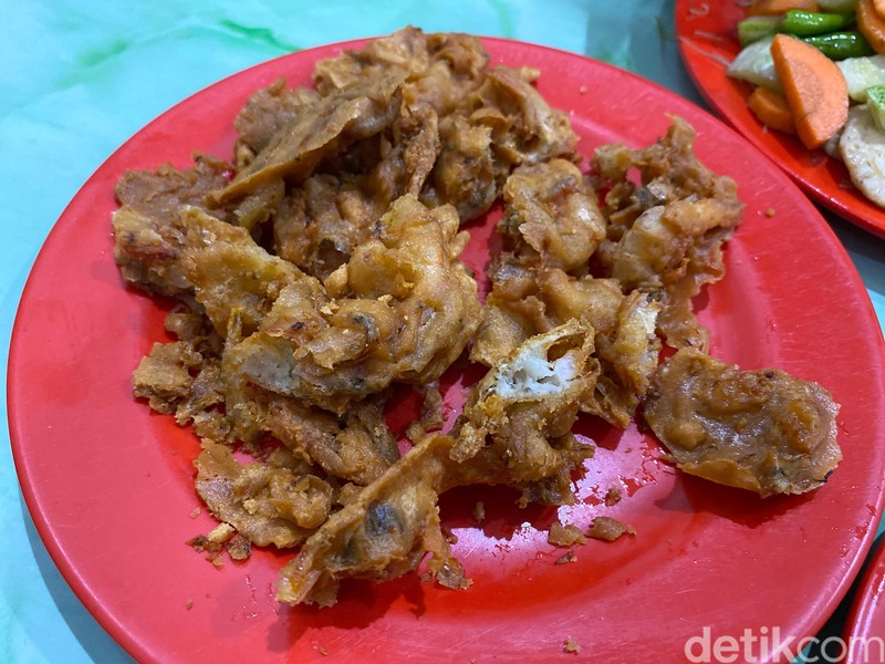 Bakmi Baskom Mak Atun Bakmi Baskom Mak Atun, bakmi goreng hingga ketan serundeng yang nikmat di Glodok