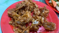 Bakmi dan bihun goreng ini juga cocok dipadukan dengan aneka gorengan. Pesan bakwan udang seharga Rp 15.000 untuk mendapatkan sensasi renyah gurih. Foto: Yenny Mustika Sari/detikcom