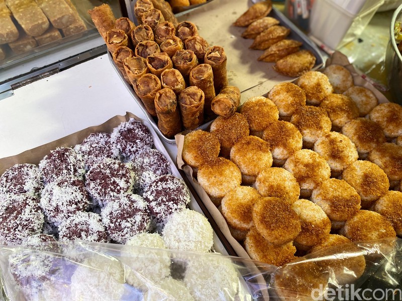Bakmi Baskom Mak Atun Bakmi Baskom Mak Atun, bakmi goreng hingga ketan serundeng yang nikmat di Glodok