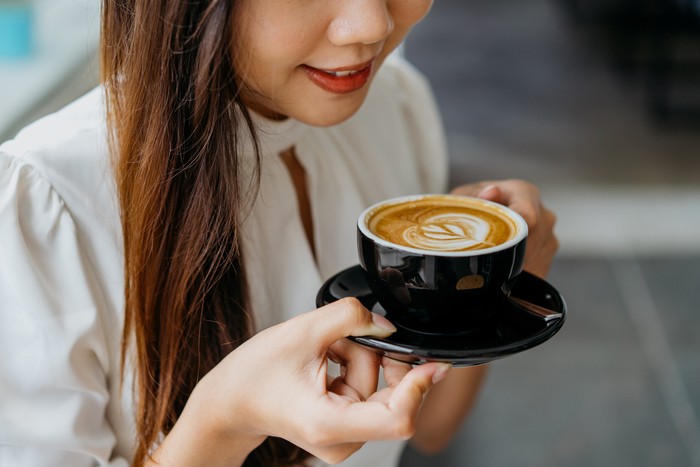 Benarkah Minum Kopi Sebelum Sarapan Picu Maag?
