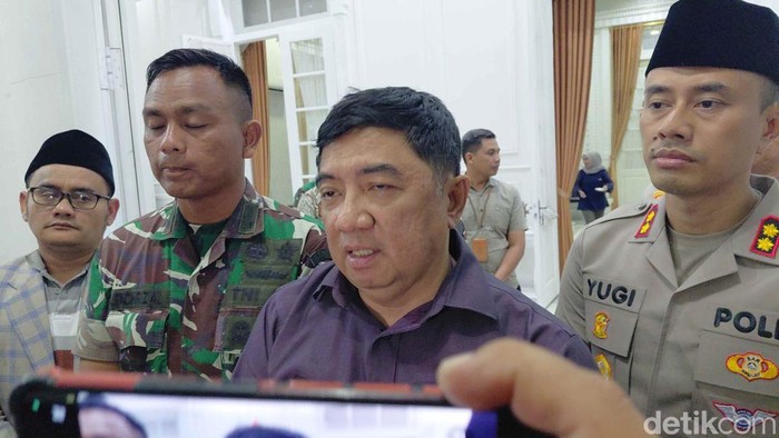 Bupati Garut Syakur Amin.