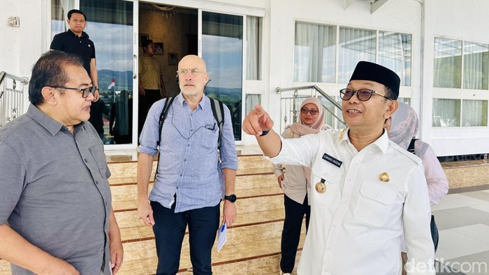 Bupati Soppeng menerima kunjungan Direktur Icare Bram Kusbiantoro dan perwakilan Bank Dunia Mr Joel.