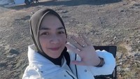 Citra Kirana memperlihatkan campervannya dengan Rezky Aditya parkir berdekatan dengan campervan Ayudia Bing Slamet. Foto: dok. Instagram Citra Kirana