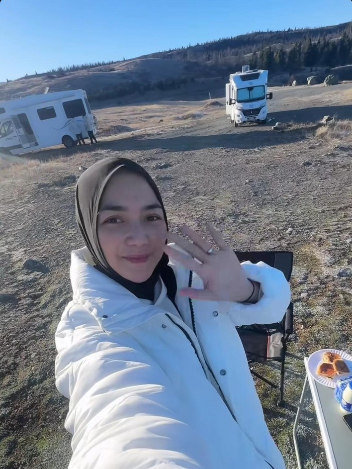 Citra Kirana Citra Kirana dan Rezky Aditya campervan.