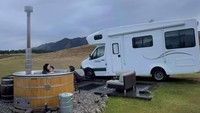 Cold air, warm hearts, and campervan dreams, tulis Citra Kirana dalam akun Instagramnya dilihat pada Jumat (18/7/2025). Citra Kirana bersama Rezky Aditya dan Athar berendam di batthub yang tersedia di area parkir campervan mereka. Foto: dok. Instagram Citra Kirana