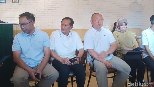 Direktur Operasi ITDC Troy Reza Waroka (kanan) Agus Setiawan (tengah) dan Wahyu Moehadi Nugroho (kiri) saat menemani awak media di Mandalika, Jumat (18/7/2025). (Edi Suryansyah/detikBali)