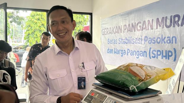 Direktur Utama Perum Bulog, Ahmad Rizal Rhamdani saat ditemui di Kantor Pos Fatmawati, Jakarta, Jumat (18/7/2025). (CNBC Indonesia/Martyasari Rizki)