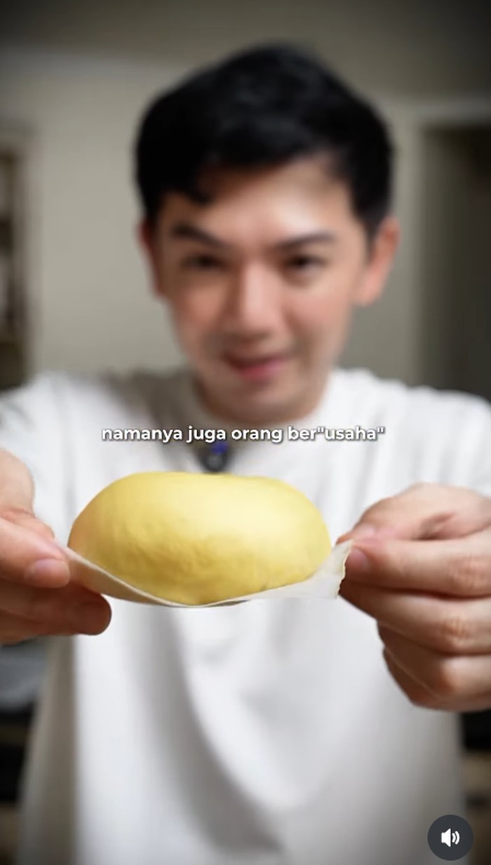 Donat Nicky Tirta Nicky Tirta bagi-bagi donat buatannya gratis.