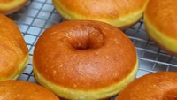 Hasil donat setelah digoreng pun menggugah selera. Berwarna coklat keemasan kemudian disajikan dengan topping gula halus. Foto: Instagram/@nickytirta