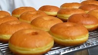 Lebih lanjut, pelantun Indah Cintaku akan membagikan donat tersebut saat melakukan cooking demo di Kebayoran Park Mall pada 26 Juli 2025. Foto: Instagram/@nickytirta