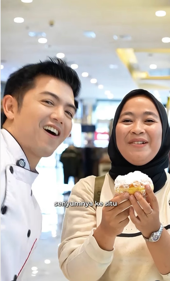 Nicky Tirta bagi-bagi donat buatannya gratis.