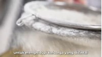 Ia memperlihatkan tahap-tahap membuat donat, seperti saat menyaring tepung untuk adonan agar lebih lembut. Foto: Instagram/@nickytirta