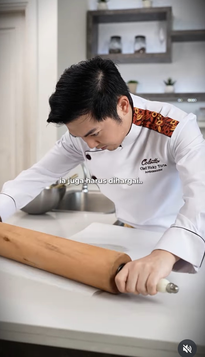 Donat Nicky Tirta Nicky Tirta bagi-bagi donat buatannya gratis.