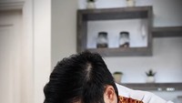 Melalui Instagramnya, Nicky Tirta membagikan momen saat membuat donat. Donatnya yang padat dan gembul ini langsung menarik perhatian netizen. Foto: Instagram/@nickytirta