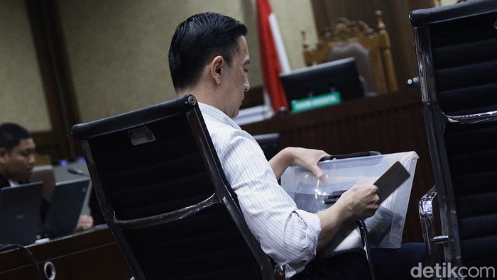 Ekspresi Tom Lembong Hadapi Sidang Vonis Kasus Korupsi Gula Mantan Menteri Perdagangan Tom Lembong jalani sidang vonis kasus korupsi gula. Ia didampingi istri dan disambut lagu Indonesia Raya.