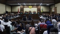 Tom juga dituntut membayar denda Rp 750 juta. Apabila tidak dibayar, diganti dengan pidana penjara selama 6 bulan.