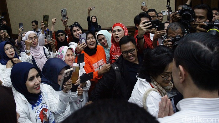 Mantan Menteri Perdagangan Tom Lembong jalani sidang vonis kasus korupsi gula. Ia didampingi istri dan disambut lagu Indonesia Raya.
