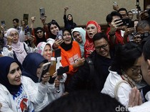 Video: Emak-emak Pendukung Tom Lembong Cekcok dengan Petugas di PN Tipikor