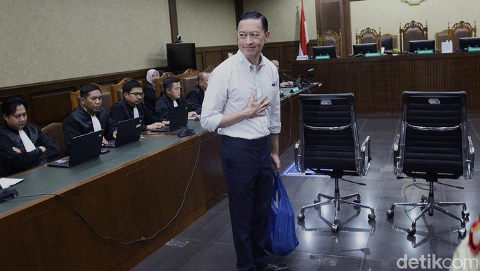 Mantan Menteri Perdagangan Tom Lembong jalani sidang vonis kasus korupsi gula. Ia didampingi istri dan disambut lagu Indonesia Raya.