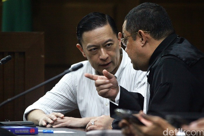 Mantan Menteri Perdagangan Tom Lembong jalani sidang vonis kasus korupsi gula. Ia didampingi istri dan disambut lagu Indonesia Raya.