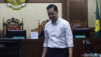 Kedatangan Tom di ruang sidang disambut lagu Indonesia Raya dari sejumlah pengunjung sidang.   