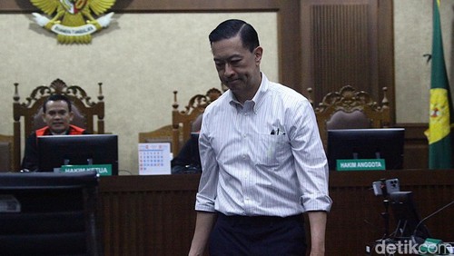 Mantan Menteri Perdagangan Tom Lembong jalani sidang vonis kasus korupsi gula. Ia didampingi istri dan disambut lagu Indonesia Raya.