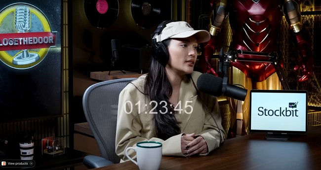 Erika Carlina menghebohkan publik karena pengakuannya dalam video podcast terbaru YouTube milik Deddy Corbuzier. Selama ini berusaha menutupi, ternyata saat ini wanita 31 tahun itu tengah hamil bayi laki-laki berusia 9 bulan. Foto: YouTube/Deddy Corbuzier