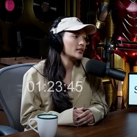 Erika Carlina menghebohkan publik karena pengakuannya dalam video podcast terbaru YouTube milik Deddy Corbuzier. Selama ini berusaha menutupi, ternyata saat ini wanita 31 tahun itu tengah hamil bayi laki-laki berusia 9 bulan. Foto: YouTube/Deddy Corbuzier