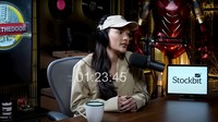 Erika Carlina mengaku tengah hamil 9 bulan saat menjadi bintang tamu di acara podcast Youtube Close The Door milik Deddy Corbuzier. Erika tak mengungkap siapa pria yang menjadi ayah dari anak yang dikandungnya. Ia berjanji merawat dan bertanggungjawab membesarkan anaknya.Foto: YouTube/Deddy Corbuzier