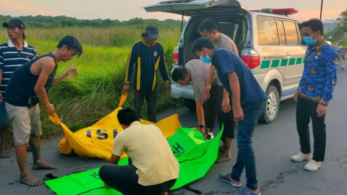 Evakuasi korban terakhir perahu terbalik di Pasuruan yang ditemukan di perairan Bangkalan.