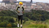 Singh lahir di pedesaan India pada 1911 sebelum kemudian pindah ke London, Singh mendapat julukan Tornado Berturban setelah ia mulai berlari maraton akhir usia 80-an. Ia berhasil menyelesaikan sembilan lomba berjarak 26,2 mil atau sekitar 42 km. (Foto: Getty Images/Jeff J Mitchell)