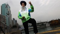 Pelari maraton tertua di dunia, Fauja Singh, yang masih berkompetisi setelah berusia 100 tahun lebih dari satu dekade lalu, meninggal dunia pasca terkena insiden tabrak lari pada Senin (14/7/2025), menurut kepolisian India. Ia menghembuskan napas terakhirnya di umur 114 tahun. (Foto: South China Morning Post via Get/South China) Morning Post