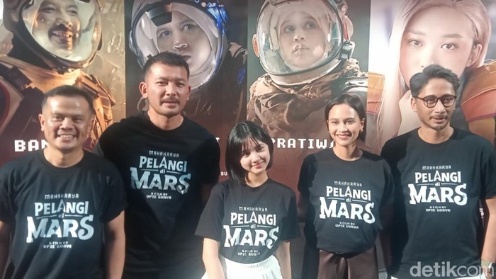 Tim dan pemain Film Pelangi di Mars.
