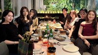 Dilihat di Instagram, ulang tahun ke-18 Fiorelly Xavier dirayakan dengan makan-makan keluarga. Fio duduk di bagian kiri yang posisinya di tengah. (Foto: dok Instagram fiorellyxa)