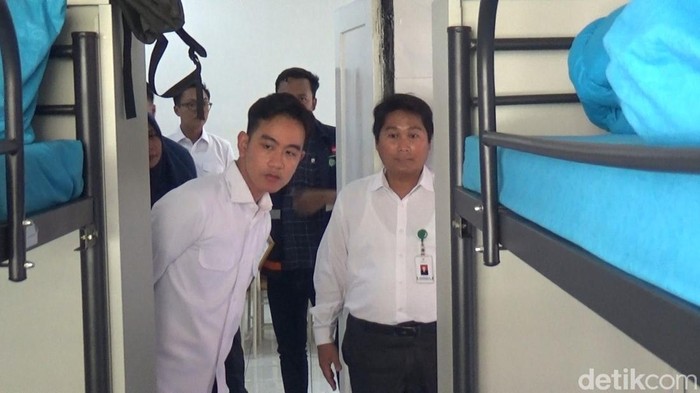 Wakil Presiden RI Gibran Rakabuming Raka saat meninjau Sekolah Rakyat di Jebres, Kota Solo, Jumat (18/7/2025).