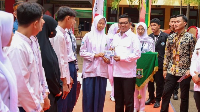 Gubernur Andra Soni serahkan rekening sekolah gratis kepada siswa di SMA Nusantara Plus, Tangerang Selatan