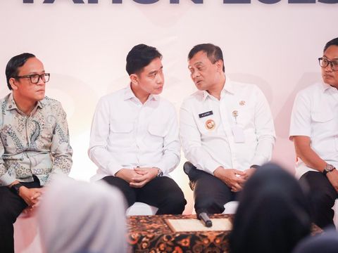 Gubernur Jateng Ahmad Luthfi bersama Wakil Presiden Gibran Rakabuming Raka saat meninjau pencairan BSU di Kantor Pos Indonesia Cabang Boyolali, Jumat (18/7/2025).