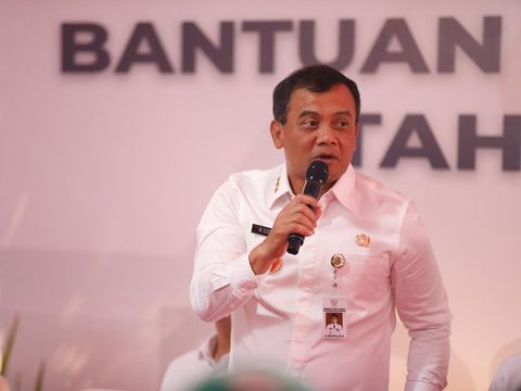 Gubernur Jateng Ahmad Luthfi bersama Wakil Presiden Gibran Rakabuming Raka saat meninjau pencairan BSU di Kantor Pos Indonesia Cabang Boyolali, Jumat (18/7/2025).