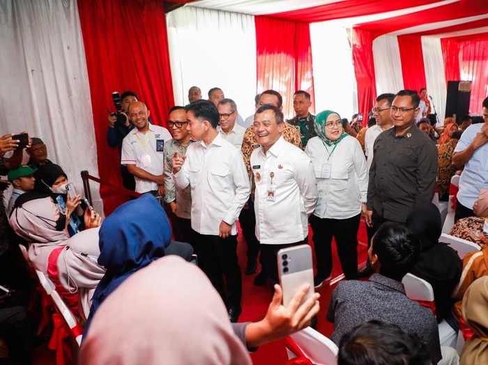 Gubernur Jateng Ahmad Luthfi bersama Wakil Presiden Gibran Rakabuming Raka saat meninjau pencairan BSU di Kantor Pos Indonesia Cabang Boyolali, Jumat (18/7/2025).