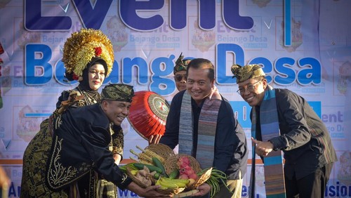 Gubernur NTB Lalu Muhamad Iqbal mengikuti event di Desa Anjani, Kecamatan Suralaga, Lombok Timur, NTB, Jumat (18/7). (Dok. Dispar NTB).