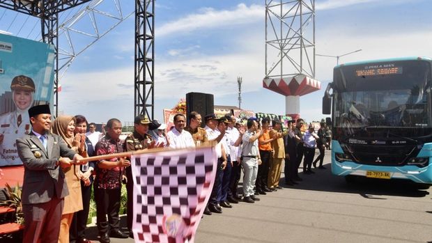 Gubernur Sulawesi Selatan (Sulsel) Andi Sudirman Sulaiman meluncurkan layanan Bus Trans Sulsel gratis untuk masyarakat.