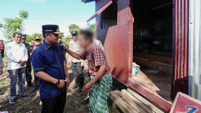 Gubernur Sulsel Andi Sudirman Sulaiman memberikan bantuan bedah rumah bagi warga kurang mampu di Barru.
