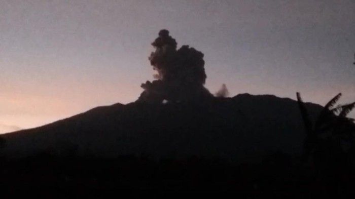 Gunung Marapi erupsi. (Foto: Istimewa)