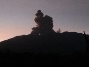 Gunung Marapi Erupsi 34 Detik, Warga Diminta Pakai Masker dan Hindari Abu